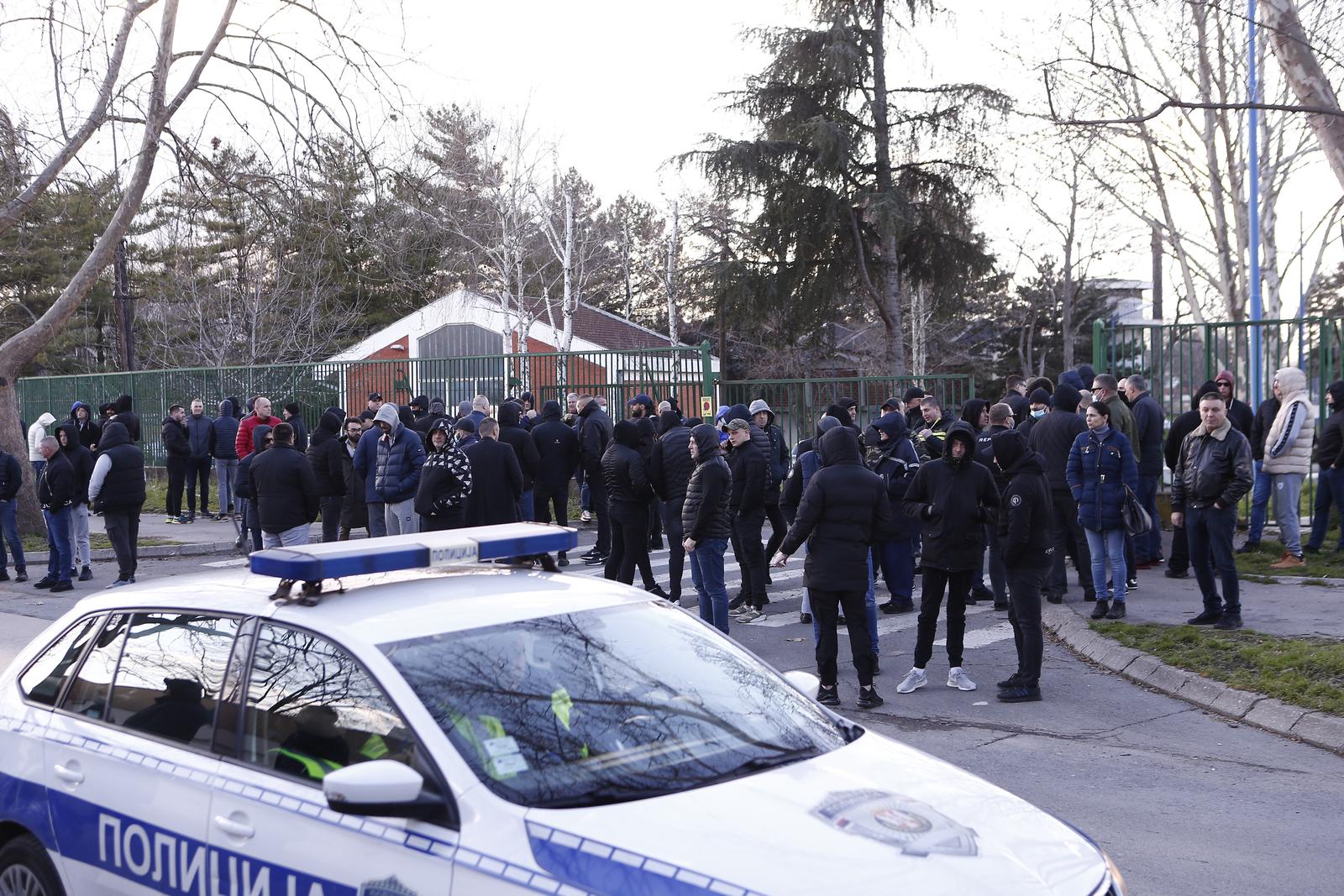 16, March, 2023, Belgrade - Interrupters of the raft owners' protest ride announced their arrival in front of the illegally built and legalized mansion of the mayor Aleksandar Sapic, and hooded men gathered there. Photo: Amir Hamzagic/ATAImages

16, mart, 2023, Beograd - Usecnici protestne voznje vlasnika splavova najavili su dolazak ispred nezakonito izgradjene i ozakonjene vile gradonacelnika Aleksandra Sapica, a tamo su se okupili muskarci sa kapuljacama. Photo: Amir Hamzagic/ATAImages/PIXSELL