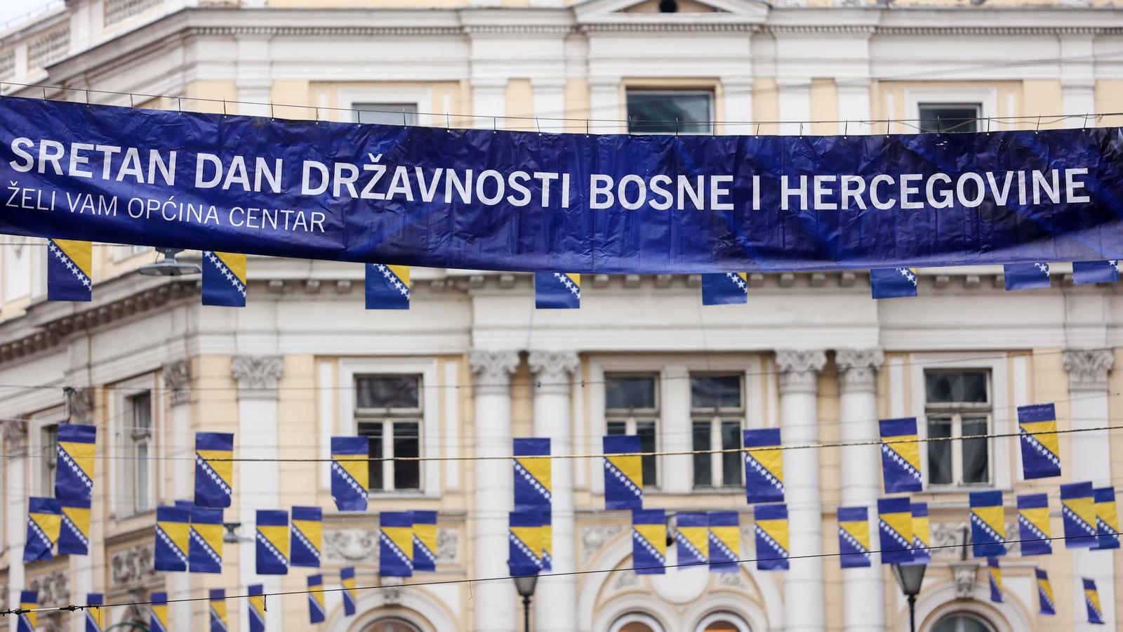 23.11.2022., Sarajevo, Bosna i Hercegovina - U Titovoj ulici u Sarajevu postavljene su zastavice Bosne i Hercegovine povodom Dana drzavnosti BiH.   Photo: Armin Durgut/PIXSELL