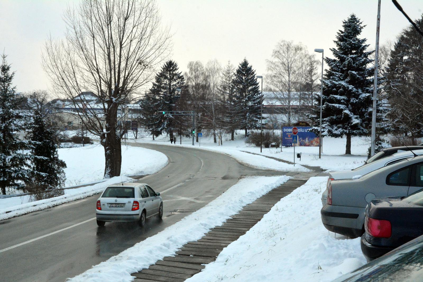 27.02.2018. Pozega - Usporedba odlicno ociscenih i soljom posutih prometnica u Pozesko-slavonskoj zupaniji i Gradu Pozegi gdje su kolnici gotovo suhi i prometnice u Brodsko-posavskoj zupaniji gdje su ceste e jos uvijek pod debelim naslagama snijega i leda, te skliske, zaledjenje  i opasne za voznju.rPhoto: Ivica Galovic/PIXSELL