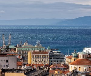 27.2.2023.., Rijeka - Olujna bura na rijeckom podrucju.    Photo: Nel Pavletic/PIXSELL