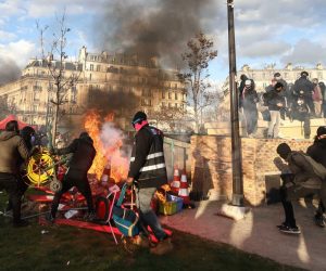 epa10562343 Protesters set a fire during clashes with police at a rally against the government's reform to the pension system in Paris, France, 06 April 2023. Protests continue in France after the prime minister announced on 16 March 2023 the use of Article 49 paragraph 3 (49.3) of the French Constitution to have the text on the controversial pension reform law - raising retirement age from 62 to 64 - be definitively adopted without a vote. The members of the Constitutional Council, are due to give their decision on 14 April 2023 concerning the examination of the text of the pension reform.  EPA/Mohammed Badra