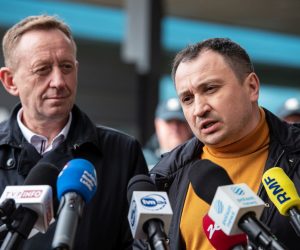 epa10563541 Polish Agriculture Minister Robert Telus (L) and Ukrainian Minister of Agrarian Policy and Food Mykola Solskyi (R) attend a press conference during their visist at the Polish-Ukrainian border in Dorohusk, eastern Poland, 07 April 2023. Ukraine has proposed to limit or even stop its grain exports to Poland, Polish Minister has announced. The import of grain from Ukraine has caused Polish farmers to protest. They have said that rather than being exported on to a third country, the grain, which is cheaper than Polish grain, has been bought up by companies in Poland, prompting the price to plunge. Farmers have called for tighter controls over the imports.  EPA/Wojtek Jargilo POLAND OUT