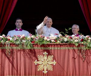 epa10566020 Pope Francis (C) gestures during the Urbi et Orbi blessing following the Easter Mass in Saint Peter's Square, Vatican City, 09 April 2023.  EPA/FABIO FRUSTACI