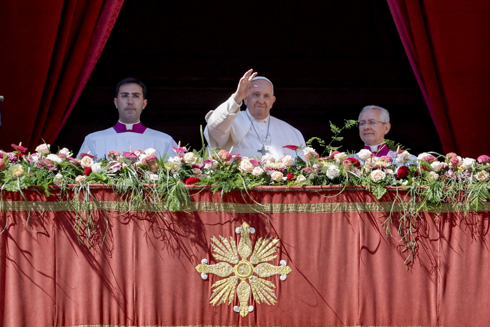 epa10566020 Pope Francis (C) gestures during the Urbi et Orbi blessing following the Easter Mass in Saint Peter's Square, Vatican City, 09 April 2023.  EPA/FABIO FRUSTACI