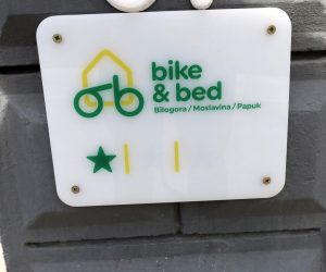 Bjelovar, 12.4.2023.- Bjelovarsko-bilogorska upanija raspisala je javni poziv za dodjelu bespovratnih sredstava za uvoðenje bike&bed standarda, a tom prilikom upan Marko Maruiæ posjetio je obitelj timac u Garenièkom Brestovcu koja je certificirala svoje apartmane. 
foto HINA/ Igor Kokoru/ ua