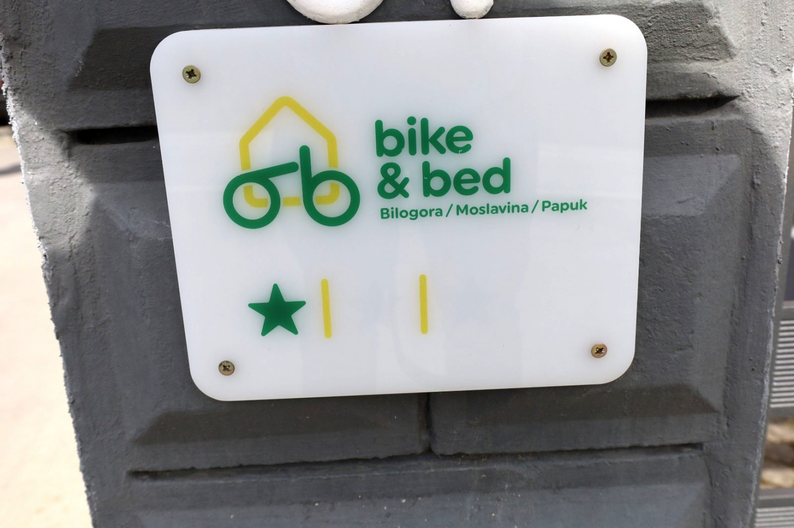 Bjelovar, 12.4.2023.- Bjelovarsko-bilogorska upanija raspisala je javni poziv za dodjelu bespovratnih sredstava za uvoðenje bike&bed standarda, a tom prilikom upan Marko Maruiæ posjetio je obitelj timac u Garenièkom Brestovcu koja je certificirala svoje apartmane. 
foto HINA/ Igor Kokoru/ ua