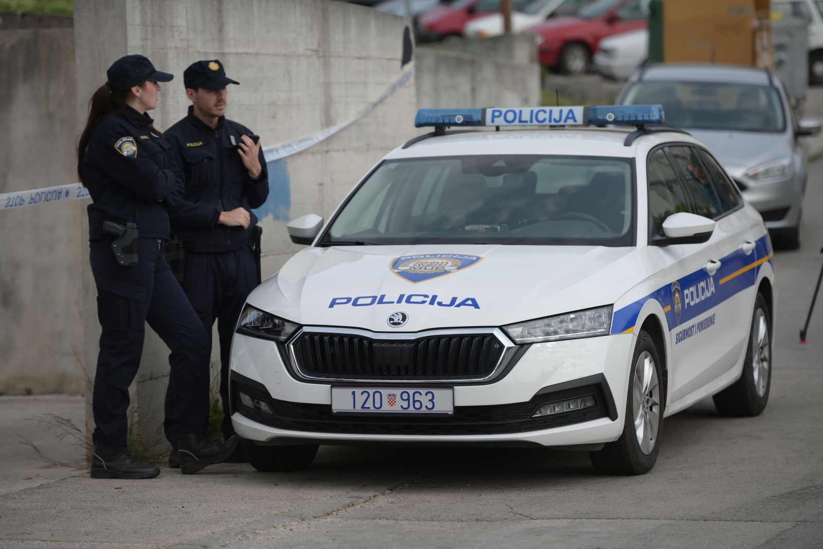 Solin, 13.04.2023 - U Solinu je u èetvrtak u ranim jutarnjim satima izbio poar na parkiranom automobilu, a oèevidom æe biti utvrðen uzrok i materijalna teta, izvijestili su iz splitsko-dalmatinske policije.Poar je izbio oko 5.45 sati, a vozilo je djelomièno izgorjelo. Na slici oèevid. foto HINA/ Mario STRMOTIÆ/ ik