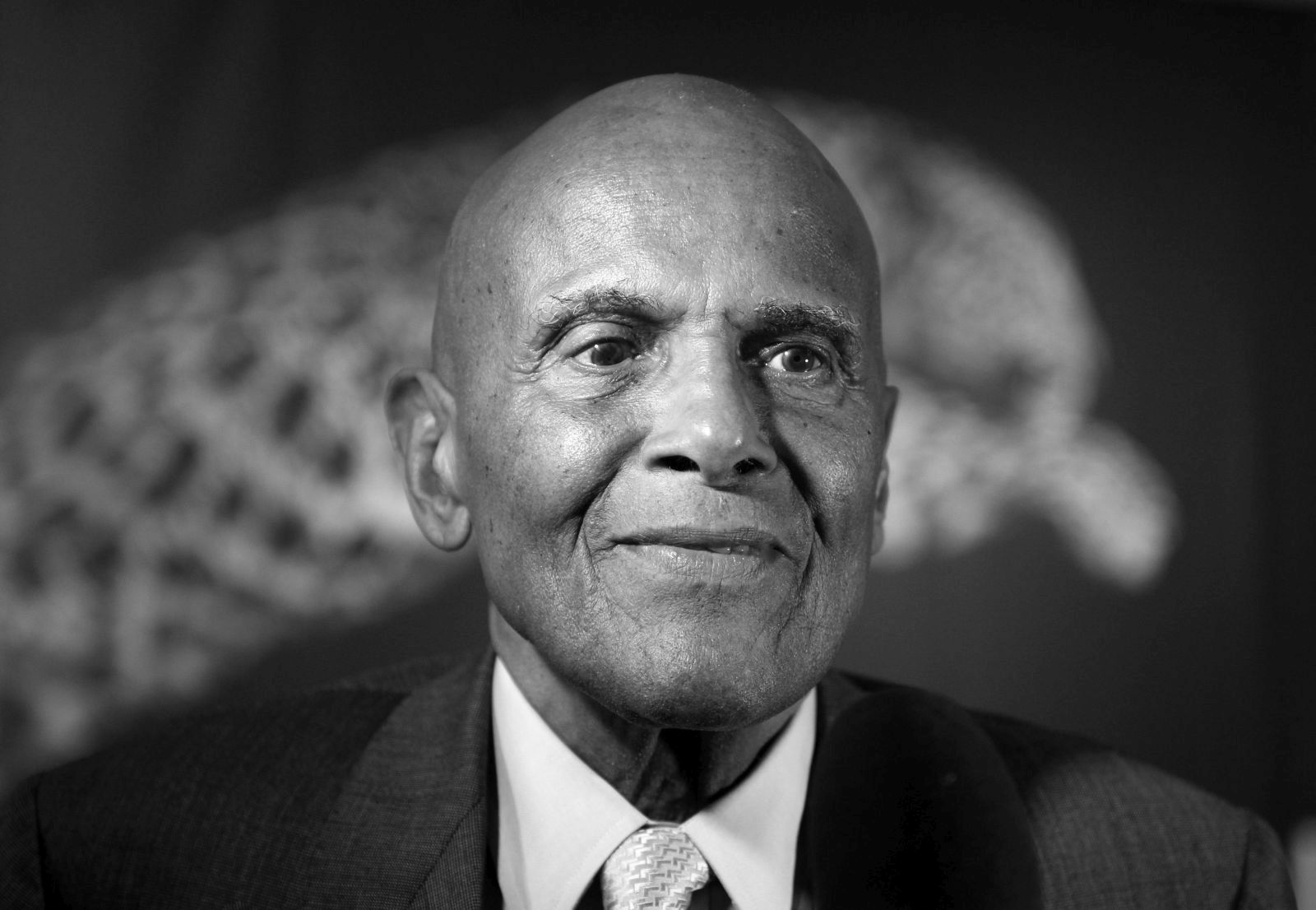 epa10590778 (FILE) - US actor Harry Belafonte smiles before the award ceremony for receiving a career award at the Locarno Film Festival in Locarno, Switzerland, 06 August 2012 (reissued 25 April 2023). Harry Bellafonte died at the age of 96, his spokesman said on 25 April 2023.  EPA/URS FLUEELER *** Local Caption *** 50469510