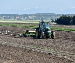 07.05.2019., Pakostane - Lijep proljetni dan poljoprivrednici iskoristili za obradu zemlje i sjetvu. Photo: Hrvoje Jelavic/PIXSELL