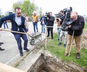 11.04.2023.., Zagreb - Gradonacelnik Grada Zagreba Tomislav Tomasevic polozio je kamen temeljac za izgradnju Djecjeg vrtica Zrno - Podrucni objekt Zitnjak. 
Novi djecji vrtic predvidjen je za boravak stotinjak djece.
Nakon polaganja kamena temeljca, na istoj lokaciji, gradonacelnik Tomasevic i zamjenici Danijela Dolenec i Luka Korlaet, odrzali su redovnu konferenciju za medije.
 Photo: Slavko Midzor/PIXSELL