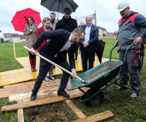 18.04.2023.., Zagreb, Sesvete - Gradonacelnik Zagreba Tomislav Tomasevic postavio je kamen temeljaac za izgradnju novog vrtica Sesvetski Kraljevec. Nakon toga je sa suradnicima odrzao redovnu konferenciju za medije. Photo: Zeljko Hladika/PIXSELL