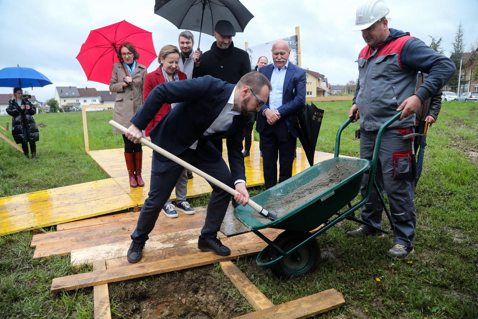 18.04.2023.., Zagreb, Sesvete - Gradonacelnik Zagreba Tomislav Tomasevic postavio je kamen temeljaac za izgradnju novog vrtica Sesvetski Kraljevec. Nakon toga je sa suradnicima odrzao redovnu konferenciju za medije. Photo: Zeljko Hladika/PIXSELL