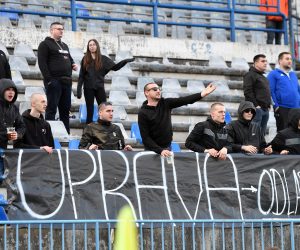 21.04.2023., Gradski stadion Ivan Kusek Apas, Koprivnica - SuperSport HNL, 30. kolo, NK Slaven Belupo - NK Osijek. Navijaci Osijeka, Kohorta s transparentom "Uprava odlazi" Photo: Vjeran Zganec Rogulja/PIXSELL