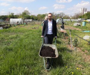 20.04.2023., Zagreb - Gradonacelnik Zagreba Tomislav Tomasevic sudjelovao u podjeli besplatnog komposta korisnicima gradskih vrtova u Sopotu. Photo: Zeljko Hladika/PIXSELL