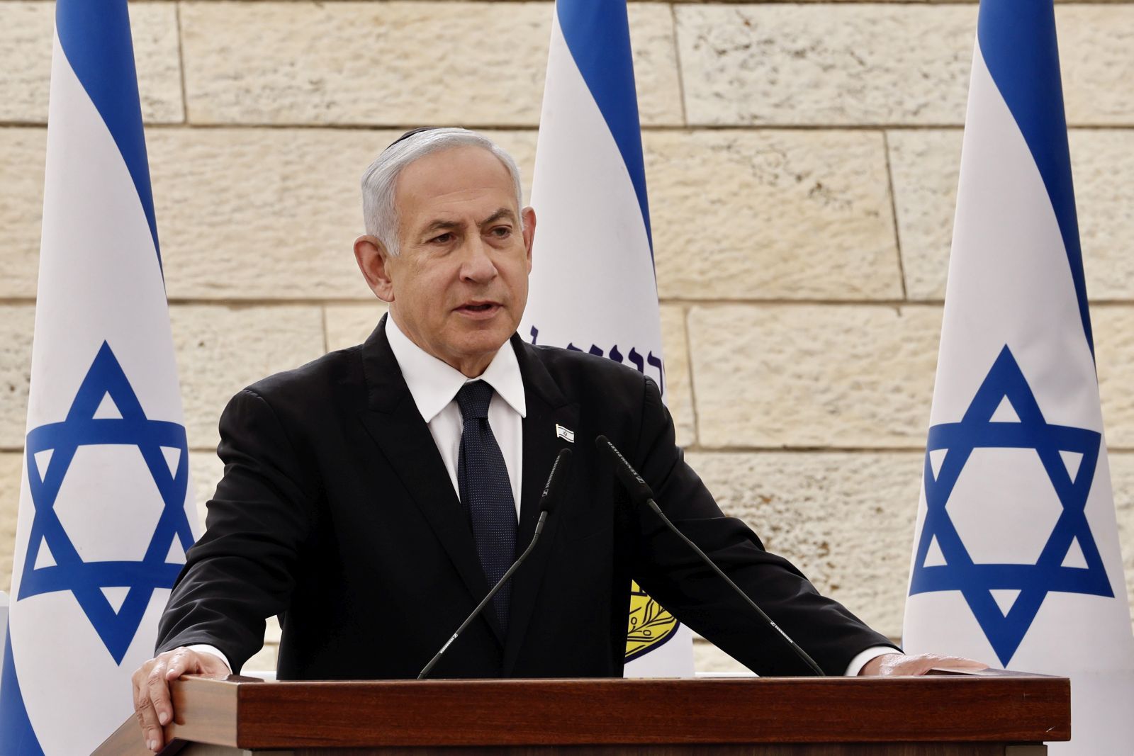 epa10589414 Israel's Prime Minister Benjamin Netanyahu gives a speech during the annual ceremony for Remembrance Day for fallen soldiers (Yom HaZikaron) at the Yad LaBanim Memorial in Jerusalem, 24 April 2023. Israel marks Yom HaZikaron, the 'Memorial Day for the Fallen Soldiers of Israel and Victims of Terrorism'.  EPA/MARC ISRAEL SELLEM / POOL