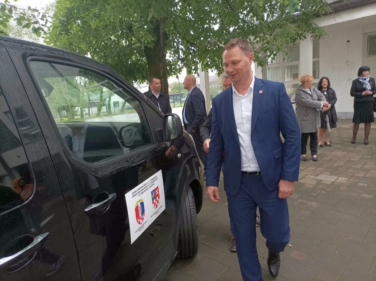 Bjelovar, 18.05.2023 - - Zahvaljujuæi suradnji Bjelovarsko-bilogorske upanije, Saveza Èeha i Vlade RH, Èeka osnovna kola Jan Amos Komenski u Daruvaru dobila je novo kombi vozilo za prijevoz uèenika, a kljuèeve vozila upan Marko Maruiæ uruèio je u èetvrtak ravnateljici kole Mariji Valek. foto HINA/ Igor KOKORU/ ik