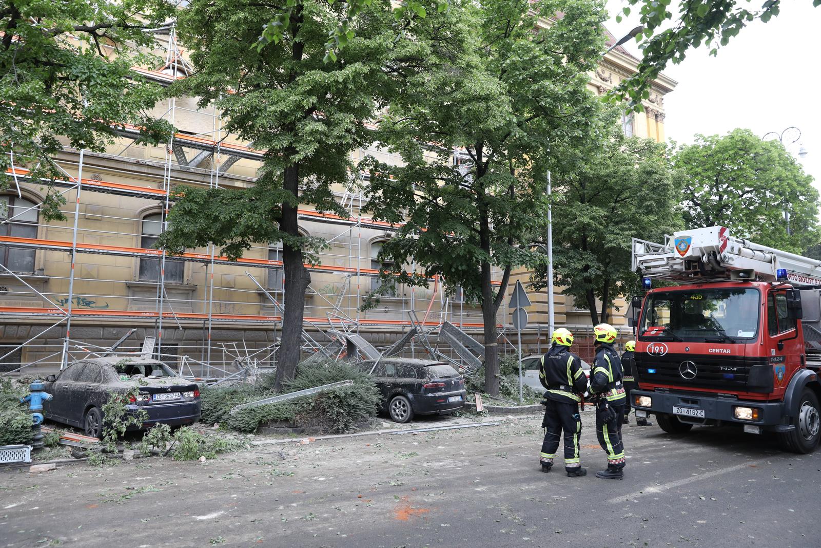 02.05.2023., Zagreb - Dio zgrade i gradjevinska skela koji su bili postavljeni na Muzeju za umjetnost i obrt urusio se na nogostup i parkirane automobile u Klaicevoj ulici. Photo: Patrik Macek/PIXSELL