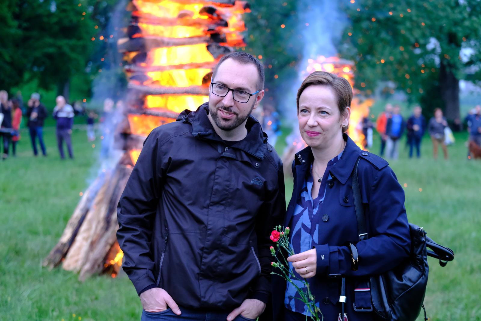 07.05.2022., Zagreb - Na Savskom nasipu kod Mosta slobode, gradonacelnik Tomislav Tomasevic zajedno sa svojim zamjenicima prisustvovao je odrzavanju 7. Trnjanskih krijesova. Manifestacija paljenja Trnjanskih krijesova obiljezava se u znak sjecanja na 8. svibnja 1945. godine kada su partizani oslobodili Zagreb od fasistickog okupatora. - Tomislav Tomasevic i Danijela Dolenec Photo: Slaven Branislav Babic/PIXSELL