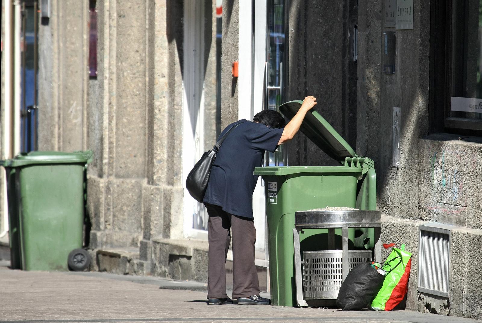 11.07.2010., Varsavska 6, Zagreb - Mirno jutro u Varsavskoj ulici. Tesku financijsku situaciju mnogobrojnih Hrvata prikazala je jutros jedna zena kopajuci po velikoj kanti za smece kako bi pronasla koju plasticnu bocu te ju zamjenila za sitan novac.rPhoto: Sanjin Strukic/PIXSELL