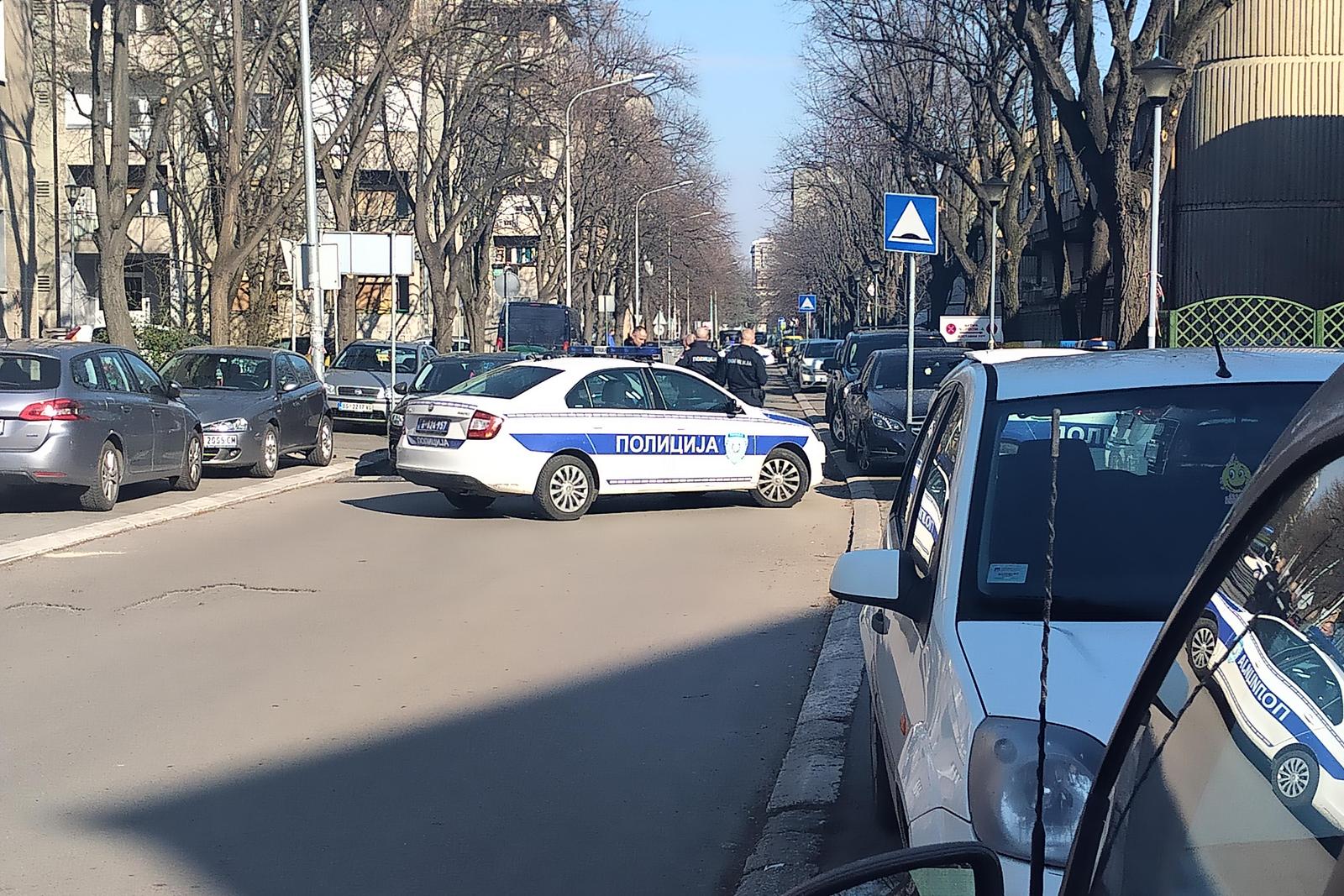 13, March, 2022, Belgrade - A bomb was found in Sremskih odreda Street in New Belgrade, near the Sevdah restaurant, a bomb was found under a Mercedes B class car, the police closed the street and a police team is waiting to deactivate the bomb. Photo: M.M./ATAImages  13, ozujak, 2022, Beograd  - U Ulici Sremskih odreda na Novom Beogradu, kod restorana Sevdah ispod automobila Mercedes B klase pronadjena je bomba. Policija je zatvorila ulicu i ceka se ekipa policije koja ce deaktivirati bombu. Photo: M.M./ATAImages Photo: M.M./ATAImages/PIXSELL