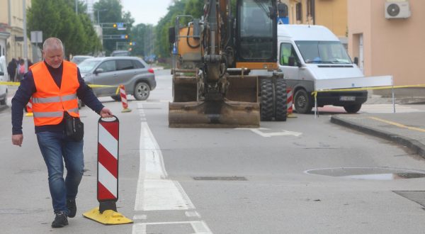 19.05.2023., Karlovac - Nakon obilnih kisa i visokog vodostaja rijeka doslo je do ulegnuca ceste u Ulici Rakovac. Zbog prijetnje od urusavanja ceste i opasnosti za zgradu radi se ispitivanje terena kako bi pocela sanacija. Photo: Kristina Stedul Fabac/PIXSELL