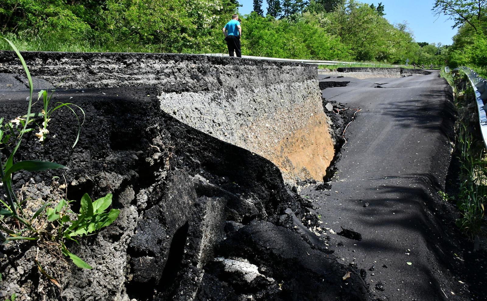 21.05.2023., Resetari - Ogromno kliziste pojavilo se na cesti kod sela Resetari koje se nalazi na zapadnom dijelu Brodsko-posavske zupanije. Radi se o dionici ceste koja povezuje Pozesku kotlinu s autocestom. Photo: Ivica Galovic/PIXSELL