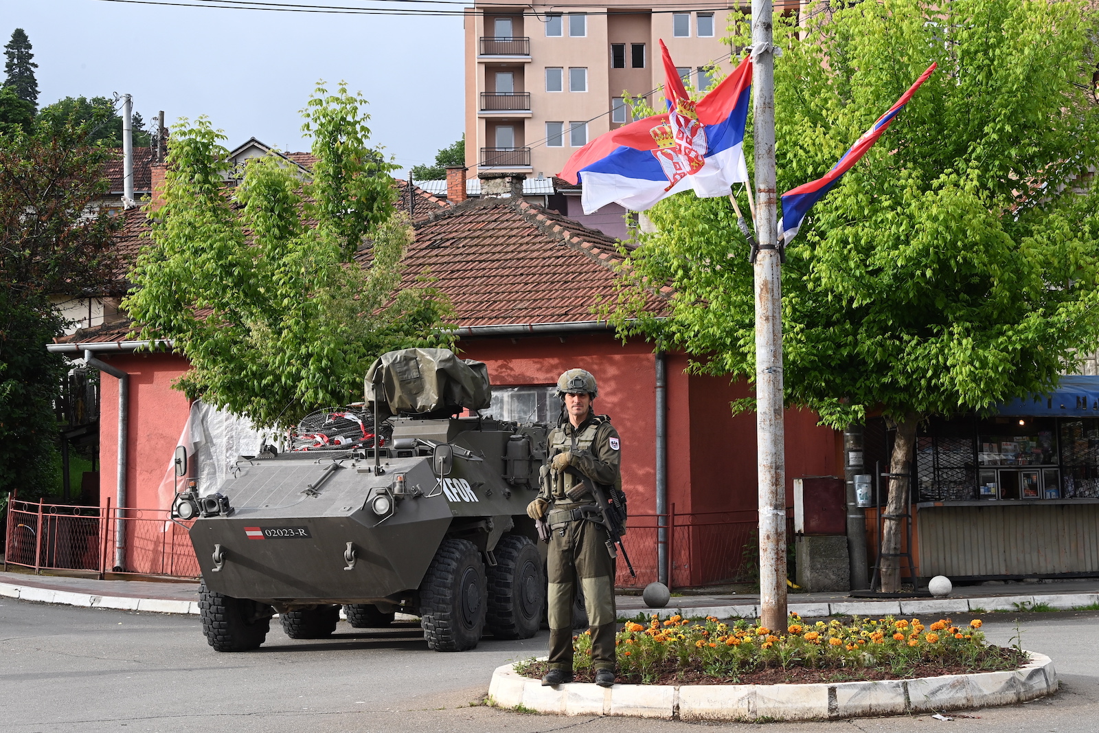 epa10666198 A soldier of the Austrian contingent of the NATO-led international peacekeeping Kosovo Force (KFOR) stands guard in Zvecan, Kosovo, 01 June 2023. At least thirty KFOR peacekeepers and fifty two civilians were injured after clashes between security forces and ethnic Serbs broke out in Zvecan on 29 May 2023. Tensions continue in the region of northern Kosovo, composed of a ethnic Serbian majority, which arose after ethnic Albanians mayors took offices in four towns following elections boycotted by the Serbian community.  EPA/GEORGI LICOVSKI