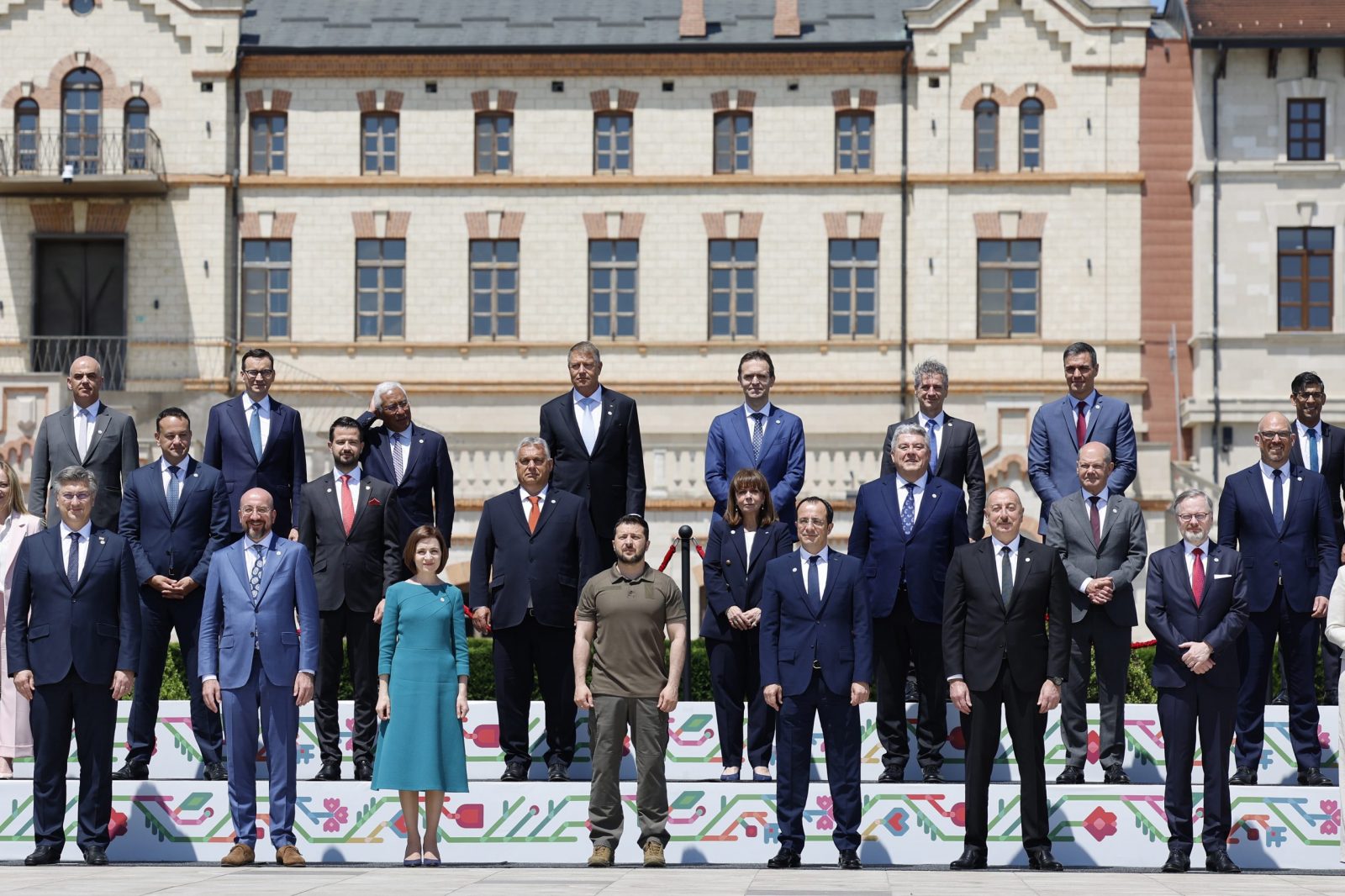 epa10666765 (L-R first row) Croatia's Prime Minister Andrej Plenkovic, European Council President Charles Michel, Moldova's President Maia Sandu, Ukraine's President Volodymyr Zelensky, Cyprus' President Nikos Christodoulides, Azerbaijan's President Ilham Aliyev, Czech Prime Minister Petr Fiala, (L-R second row) Ireland's Taoiseach Leo Varadkar, Montenegro's President Jakov Milatovic, Hungary's Prime Minister Viktor Orban, Greece's President Katerina Sakellaropoulou, Monaco's Minister of State Pierre Dartout, Germany's Chancellor Olaf Scholz, Liechtenstein's Prime Minister Daniel Risch, (L-R, third row) Switzerland's President Alain Berset, Poland's Prime Minister Mateusz Morawiecki, Portugal's Prime Minister Antonio Costa, Romania's President Klaus Iohannis, Slovakia's Prime Minister Ludovit Odor, Slovenia's Prime Minister Robert Golob, Spain's Prime Minister Pedro Sanchez and Britain's Prime Minister Rishi Sunak pose during the family photo with other European head of states at the European Political Community (EPC) Summit at the Mimi Castle in Bulboaca, Moldova, 01 June 2023. Moldova hosts the 2nd European Political Community Summit on 01 June 2023 at the Mimi Castle.  EPA/PETER KLAUNZER