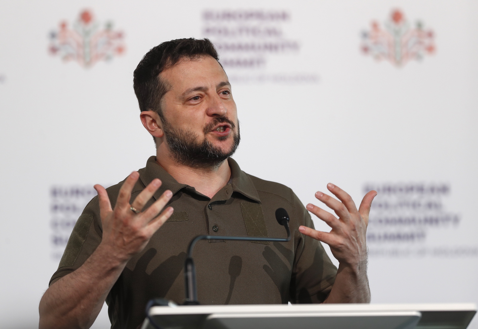 epa10667324 Ukrainian President Volodymyr Zelensky addresses a press-conference at the European Political Community (EPC) Summit at the Mimi Castle in Bulboaca, Moldova, 01 June 2023. Moldova hosts the 2nd European Political Community Summit on 01 June 2023 at the Mimi Castle.  EPA/DUMITRU DORU