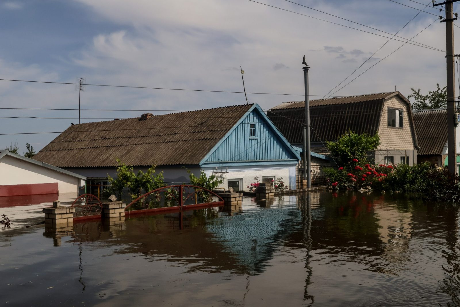 epa10680362 A flooded street in Sadove village, Kherson region, Ukraine, 08 June 2023. Ukraine has accused Russian forces of destroying a critical dam and hydroelectric power plant on the Dnipro River in the Kherson region along the front line in southern Ukraine on 06 June, leading to the flooding of a number of settlements.  EPA/MYKOLA TYMCHENKO