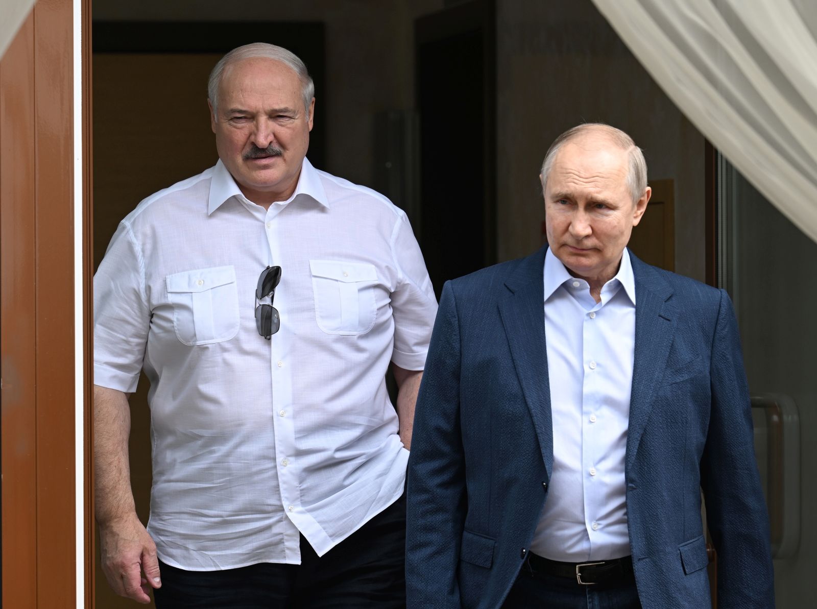 epa10681320 Russian President Vladimir Putin (R) and Belarusian President Alexander Lukashenko during their meeting at the Bocharov Ruchei residence in the resort city of Sochi, Russia 09 June 2023. Putin announced the transfer of Russian tactical nuclear weapons to Belarus to begin after July 07-08, when the construction of facilities for them is completed.  EPA/GAVRIIL GRIGOROV/SPUTNIK/KREMLIN POOL MANDATORY CREDIT