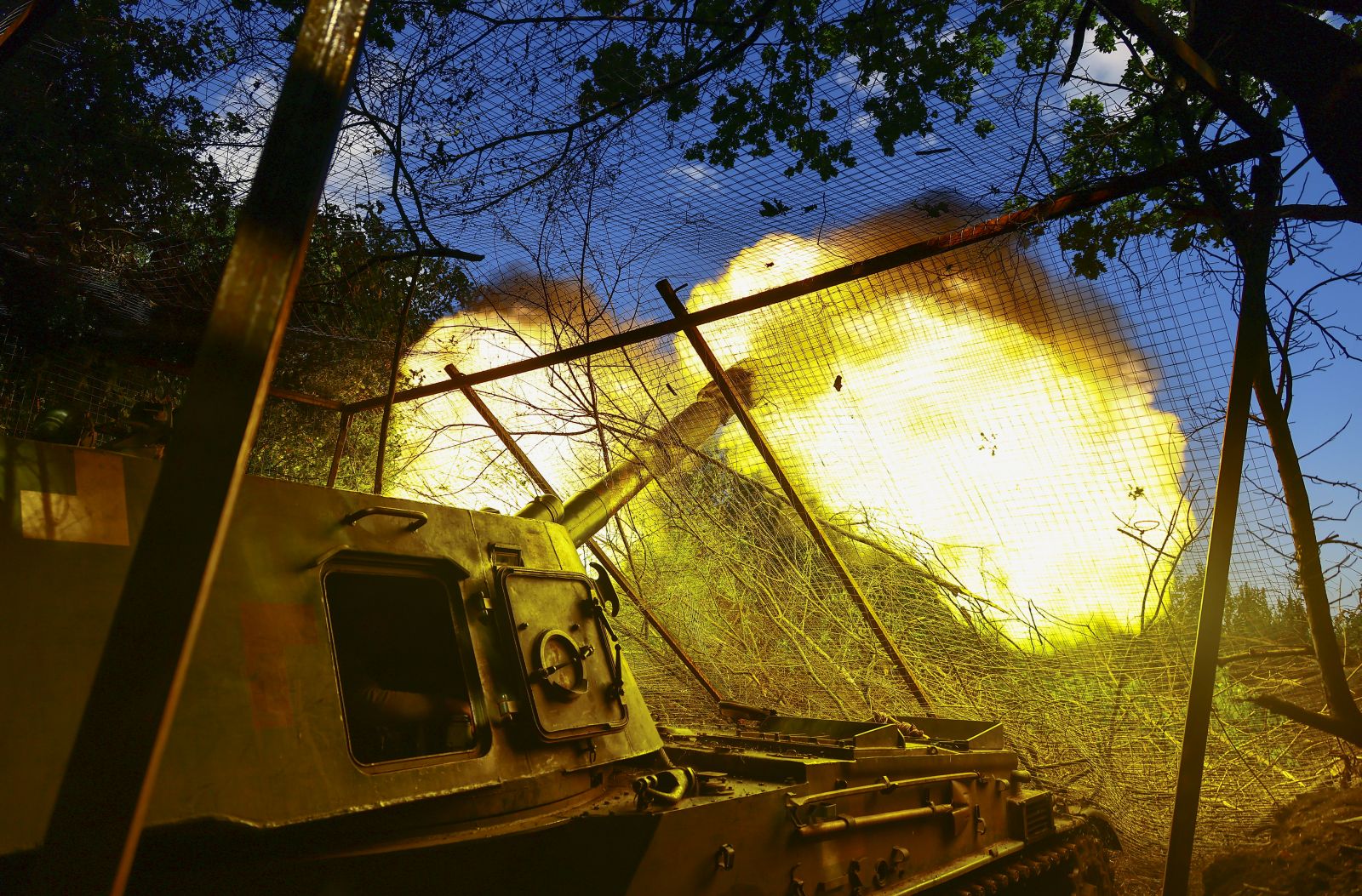 epa10703732 Servicemen of Ukraine's 30th Independent Mechanized Brigade fire a self-propelled gun 2S3 towards Bakhmut, eastern Ukraine, 21 June 2023, amid the Russian invasion. Russian troops entered Ukraine in February 2022 starting a conflict that has provoked destruction and a humanitarian crisis.  EPA/STRINGER