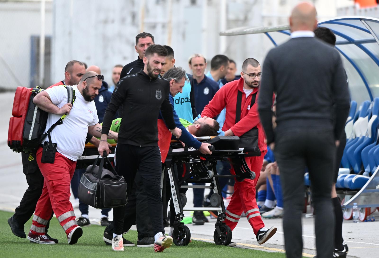 01.05.2023., stadion u Kranjcevicevoj ulici, Zagreb - SuperSport HNL, 32. kolo, NK Lokomotiva - HNK Gorica. Vratar Gorice Ivan Banic nakon duela izgubio je svjest te je intervenirala hitna pomoc i na nosilima je iznesen s terena. Photo: Marko Lukunic/PIXSELL