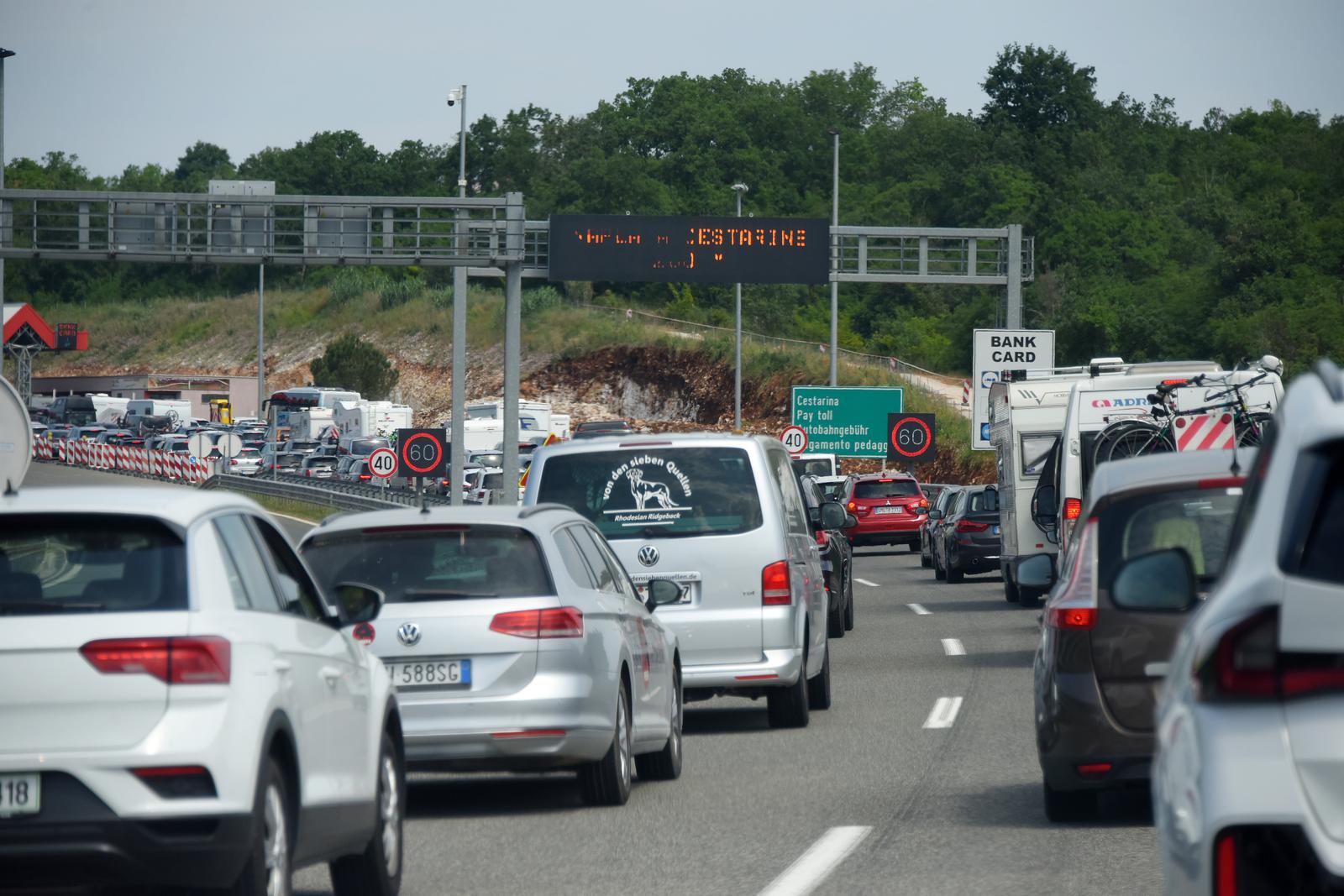 04.06.2023., Buje - Ako se po jutru dan poznaje, ceka nas ljeto u kojem ce jedna od najvaznijih stvari biti - strpljenje. Danasnja kolona od 5km na istarskom ipsilonu, u smjeru izlaza iz Hrvatske, najava je toga.
 Photo: Sasa Miljevic/PIXSELL