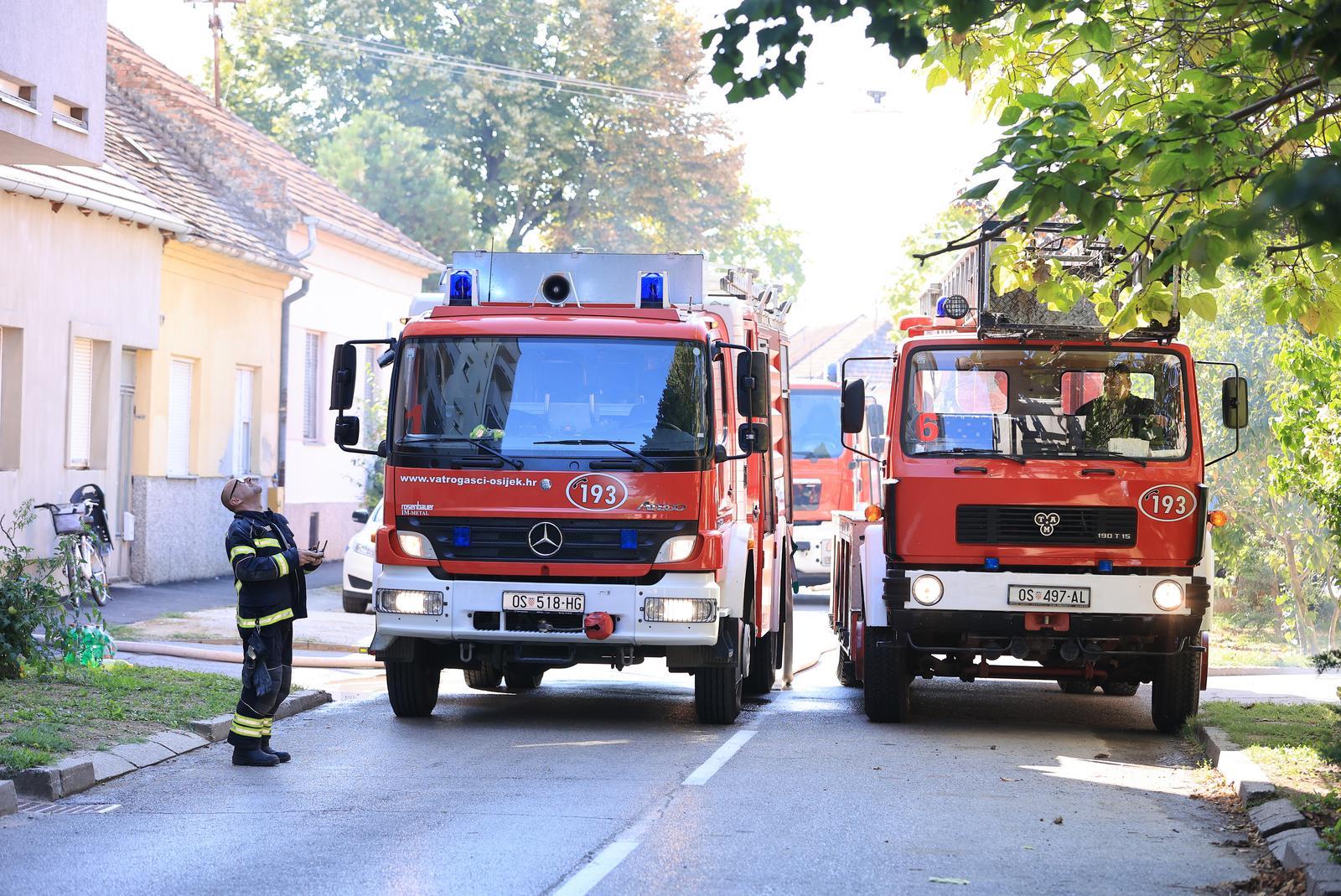 04.09.2021., Osijek - Pozar na zgradi u Krbavskoj ulici gdje su zbog velike kolicine dima evakuirani svi stanari. Photo:Davor Javorovic/PIXSELL