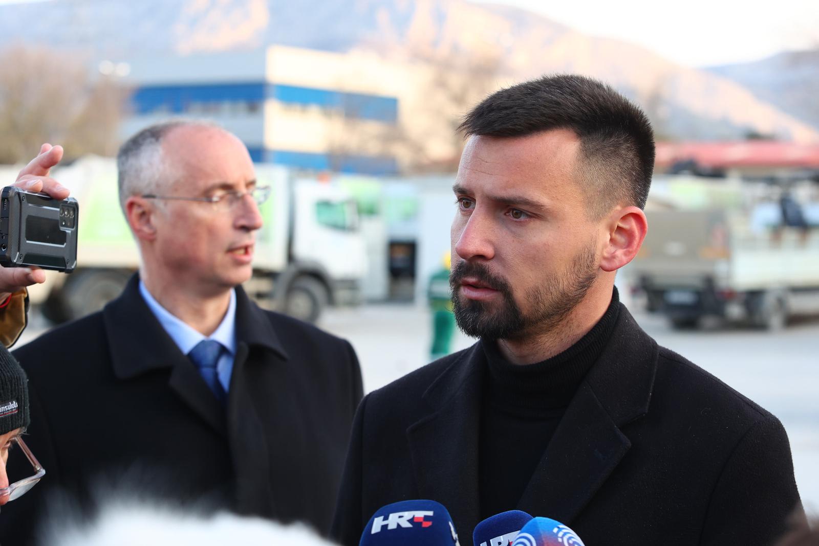 05.04.2023., Split - Radnici Cistoce Split od jutros su u strajku. Okupili su se u dvoristu ispred upravne zgrade gdje su dosli i gradonacelnik Puljak, zamjenik Ivosevic i direktor Karoglan.
Ivica Puljak, Bojan Ivosevic Photo: Miroslav Lelas/PIXSELL