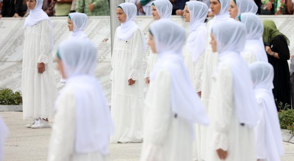 11.07.2022., Potocari, Bosna i Hercegovina - Obitelji ubijenih u genocidu klanjale su dzenazu za 50 novoidentificiranih zrtava. Photo: Armin Durgut/PIXSELL