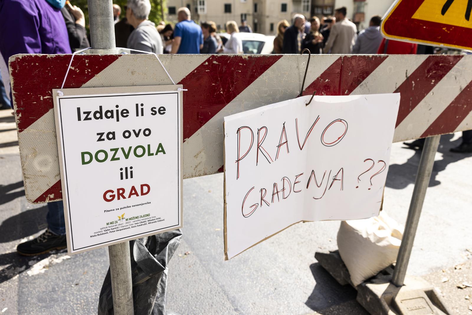 17.05.2023., Split - Vijece kotara Lucac - Manus u Splitu organiziralo je prosvjed kako bi skrenuli pozornost na neodgovorena pitanja vezana uz gradnju garazno-poslovnog kompleksa Small Mall i probleme s kojima gradani tog kotara zive desetljecima. Photo: Milan Sabic/PIXSELL