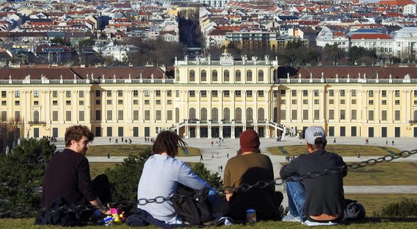 20.03.2018., Bec -  Dvorac Schonbrunn u Becu jedna je od najvaznijih kulturnih spomenika u Austriji i od 1860-ih je takodjer jedna od glavnih turistièkih atrakcija Beca. Palaca i vrtovi odrazavaju ukus i zanimanje habsburskih vladara kojima je Schonbrunn bio rezidencijom od 18. stoljeca do 1918. godine.  Godine 1775., za vrijeme carice Marije Terezije, Schonbrunn je na 60 metara visokom brdu okrunjen glorijetom, izgradjenom od kamena sa srusenog dvorca Neugebaude."nPhoto: Borna Filic/PIXSELL