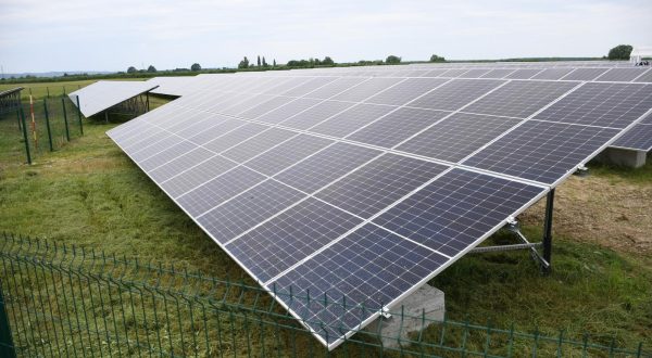 24.05.2023., Molve -  Svecano pustena u probni rad Inina solarna elektrana Virje u sklopu Centralne plinske stanice Molve. Ova solarna elektrana vrijedna 7 milijuna eura ima snagu od 10 megavata, a postavljeno je 18.000 solarnih ploca. Rijec je o najvecoj Ininoj solarnoj elektrani u Hrvatskoj i drugoj po velicini uopce u Hrvatskoj. Photo: Damir Spehar/PIXSELL