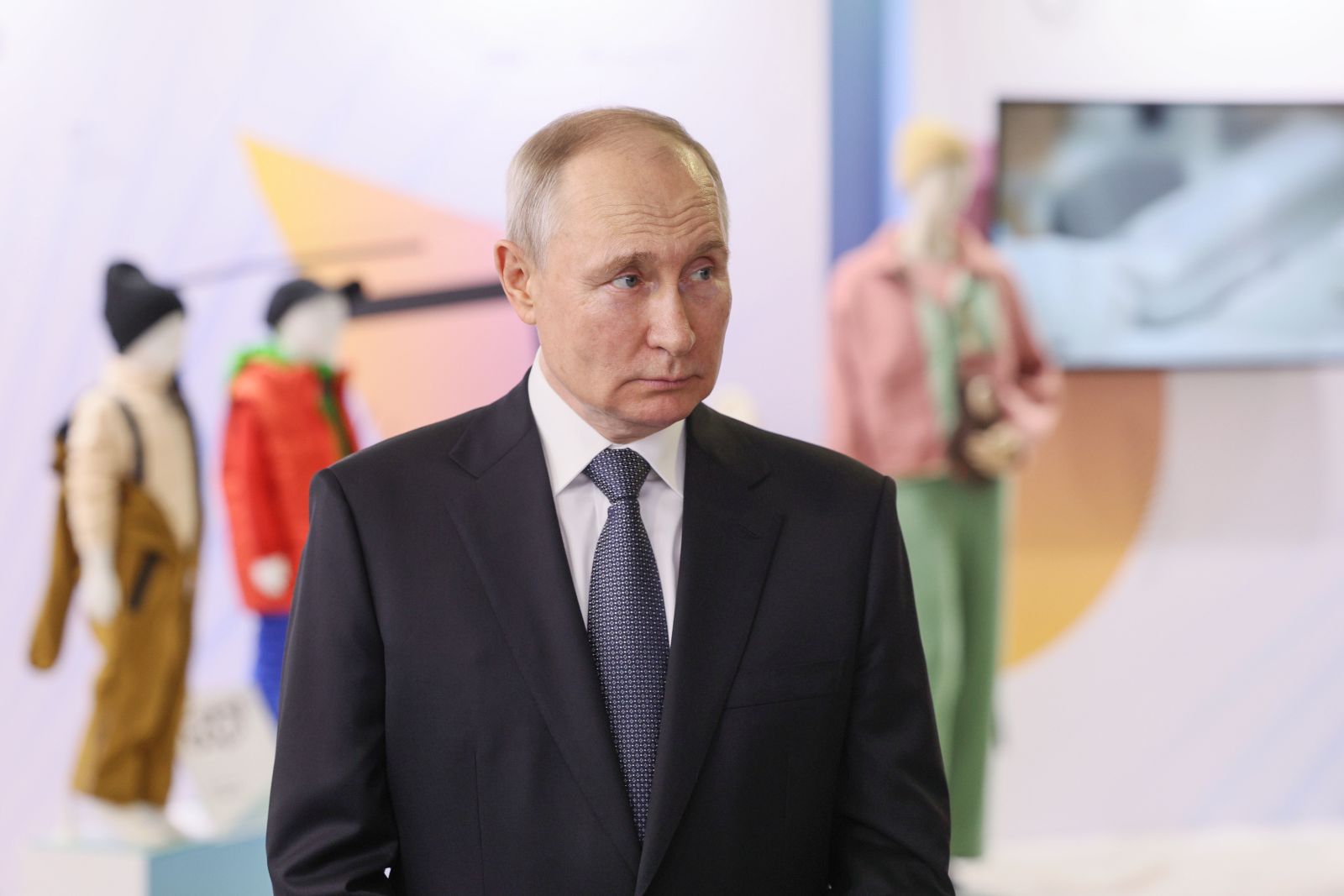 epa10717510 Russian President Vladimir Putin tours an exhibition of perspective Russian brands before the plenary session of the Strong Ideas for a New Time forum, in Moscow, Russia, 29 June 2023.  EPA/GAVRIIL GRIGOROV/SPUTNIK/KREMLIN POOL MANDATORY CREDIT