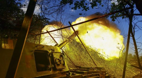 epa10731559 (FILE) - Servicemen of Ukraine's 30th Independent Mechanized Brigade fire a self-propelled gun 2S3 towards Bakhmut, eastern Ukraine, 21 June 2023, amid the Russian invasion. Russian troops entered Ukraine in February 2022 starting a conflict that has provoked destruction and a humanitarian crisis.  EPA/Stringer