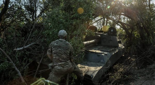 epa10744388 A Ukrainian serviceman of the 24th Separate Mechanized Brigade named after 'King Danylo' puts camouflage on a 2S1 Gvozdika self-propelled howitzer at an undisclosed location in the Donetsk region, eastern Ukraine, 13 July 2023, amid the Russian invasion. Russian troops entered Ukraine on 24 February 2022, starting a conflict that has provoked destruction and a humanitarian crisis.  EPA/OLEG PETRASYUK