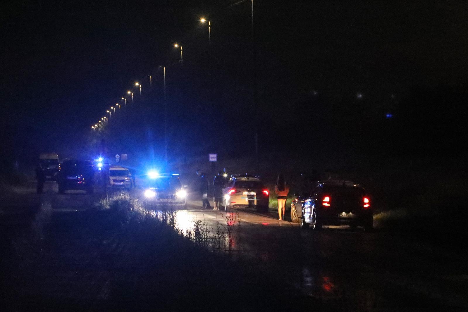 01.07.2023., Sisak - U vecernjim satima je u naselju Capraske Poljane u Sisku doslo do pucnjave. Jedan je covjek ubijen, vise ih je ranjeno. Policija je izvijestila i kako se gase pozari na tri objekta.

 Photo: Edina Zuko/PIXSELL