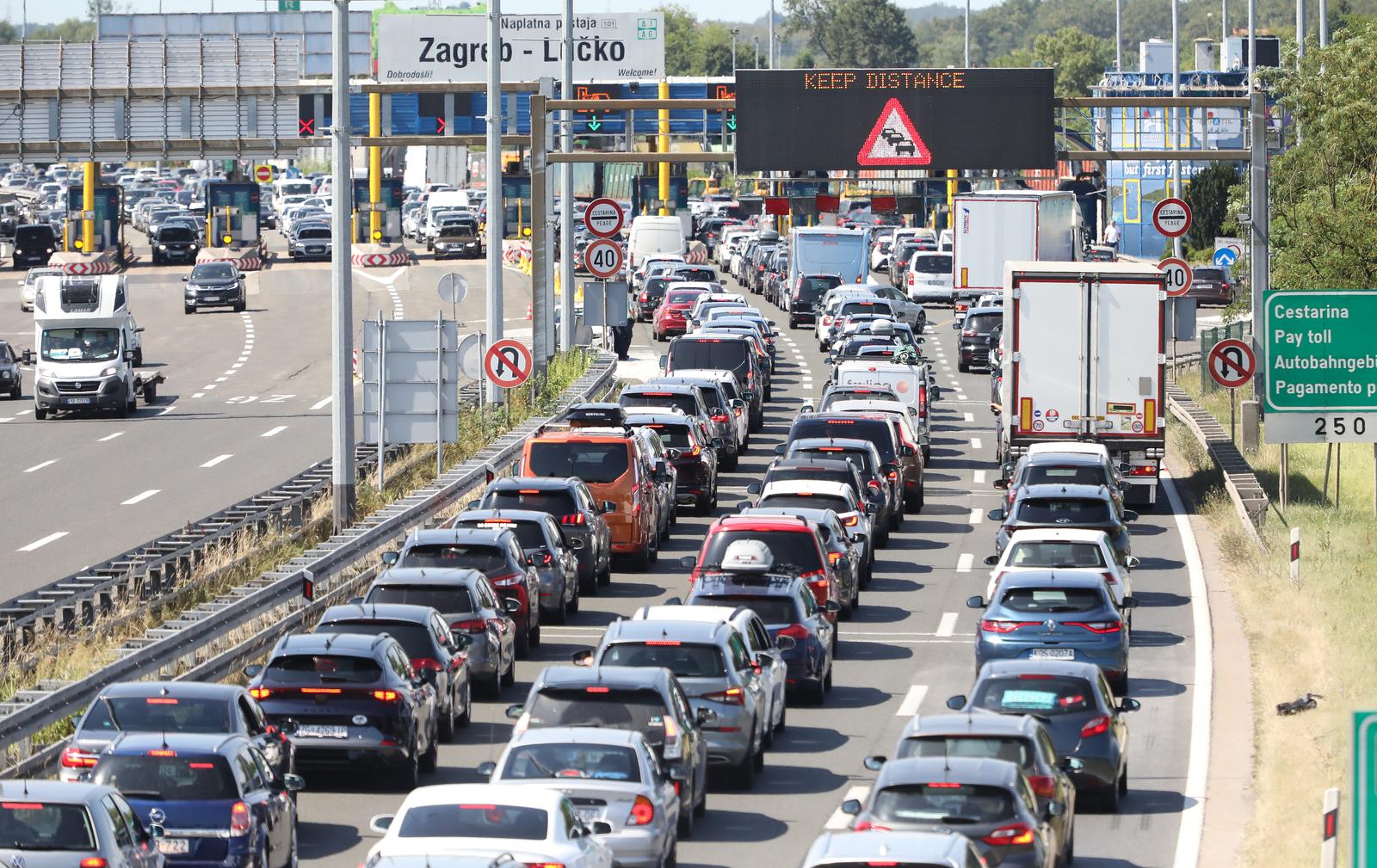 02.07.2022., Zagreb - Stvaraju se velike guzve na naplatnim kucicama Lucko u smjeru mora Photo: Emica Elvedji/PIXSELL