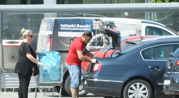 09.05.2020., Sisak - Uobicajena guzva pred trgovackim centrima uoci neradne nedjelje.rPhoto: Nikola Cutuk/PIXSELL