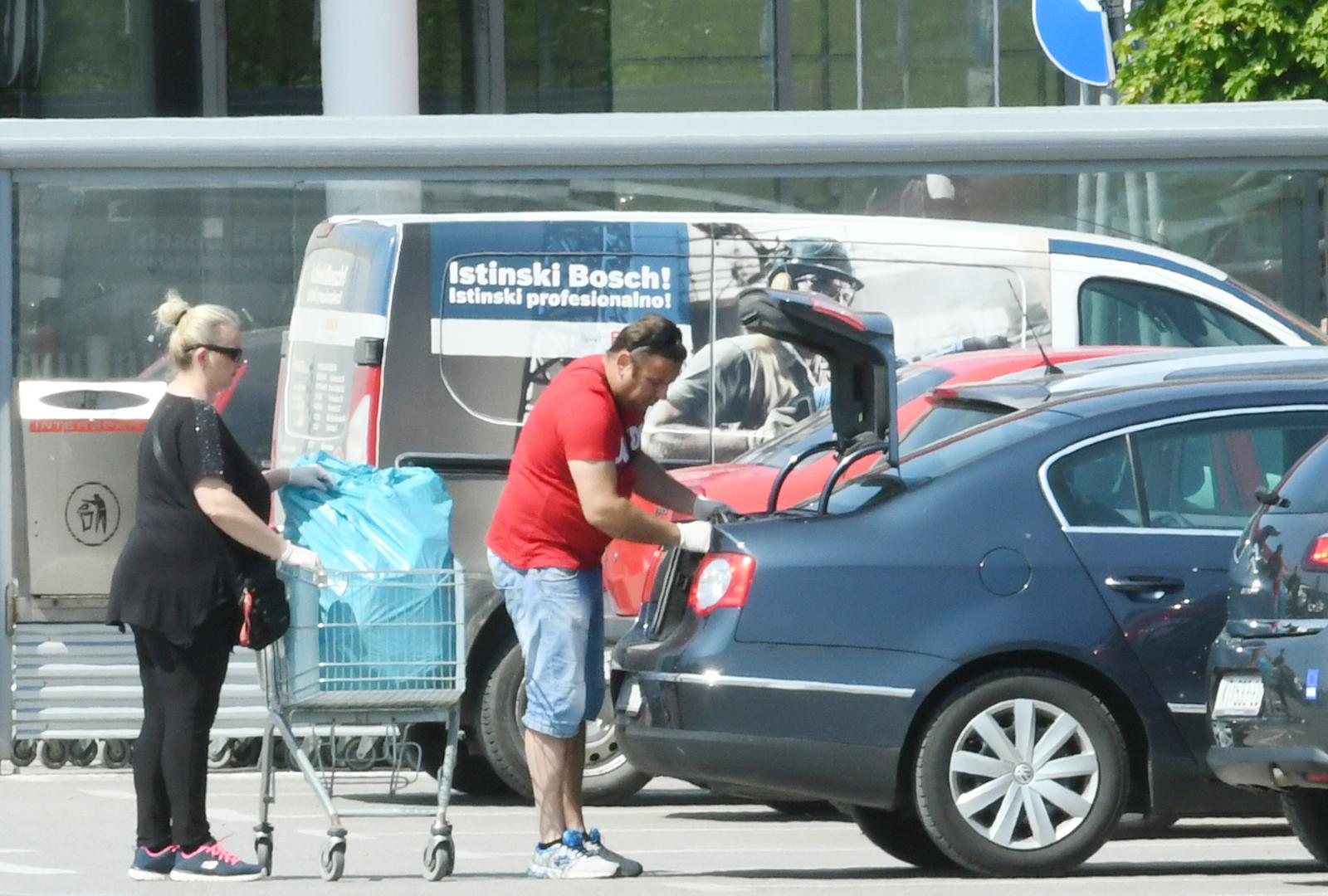 09.05.2020., Sisak - Uobicajena guzva pred trgovackim centrima uoci neradne nedjelje.rPhoto: Nikola Cutuk/PIXSELL