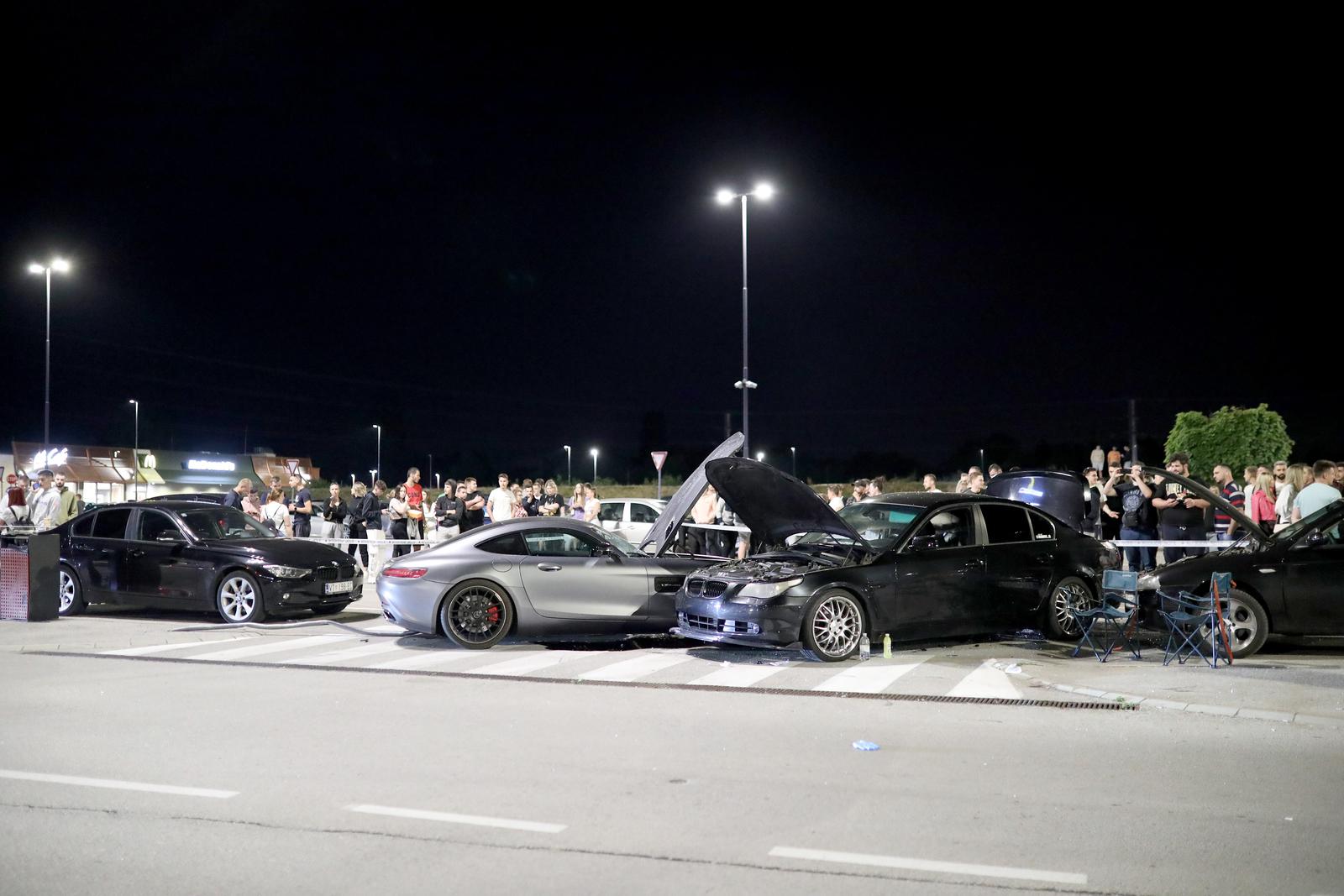 16.06.2023., Zagreb - Teska prometna nesreca dogodila se u veceras oko 22 sata u Buzinu kada je vozac automobila naletio na vise pjesaka na parkiralistu trgovackog centra. Više ozljedjenih osoba lezalo je na podu po dolasku hitnih sluzbi te su pozvana jos troja kola hitne pomoc. 
Osobu koja se nalazila ispod osobnog vozila oslobodili su djelatnici Hitne medicinske pomoci.  Photo: Emica Elvedji/PIXSELL