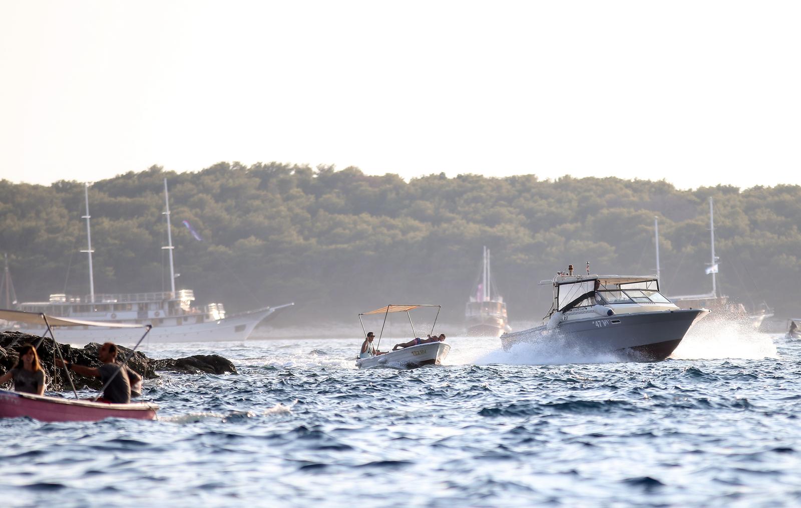 16.8.2017., Hvar, -  Brojni primjeri glisiranja uz obalu pokazuju da je pravo cudo sto nema vise nesreca i naleta glisera na kupace. rPhoto: Petar Glebov/PIXSELL