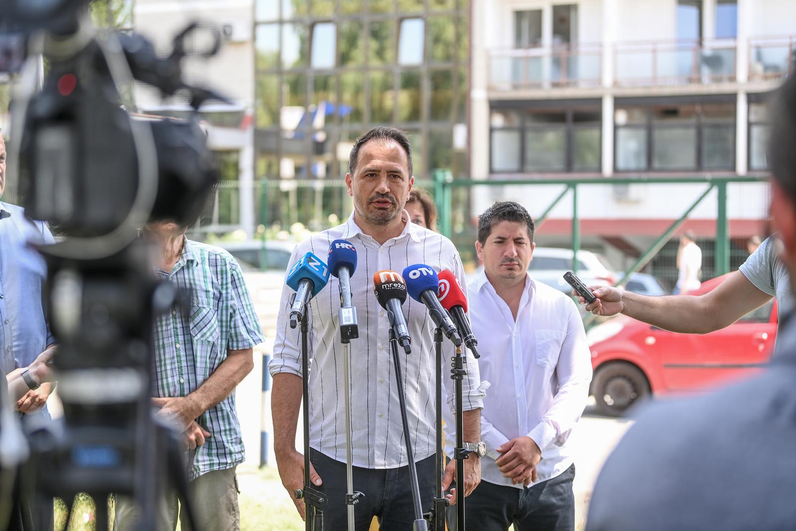 19.07.2023., Zagreb - Igor Peternel, predsjednik Domovinskog pokreta Grada Zagreba i potpredsjednik Gradske skupstine, odrzao je konferenciju za medije ispred hotela Porin na temu tražitelji azila i njihovo ponasanje u Republici Hrvatskoj. Photo: Igor Soban/PIXSELL